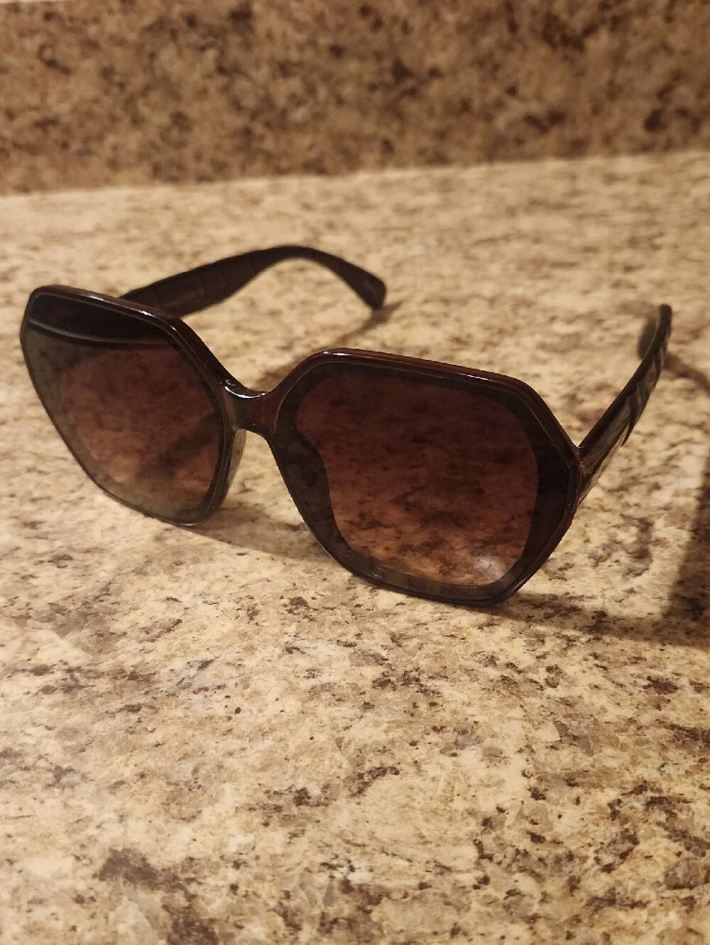 Women’s Oversized Brown Sunglasses - Picture 6 of 6